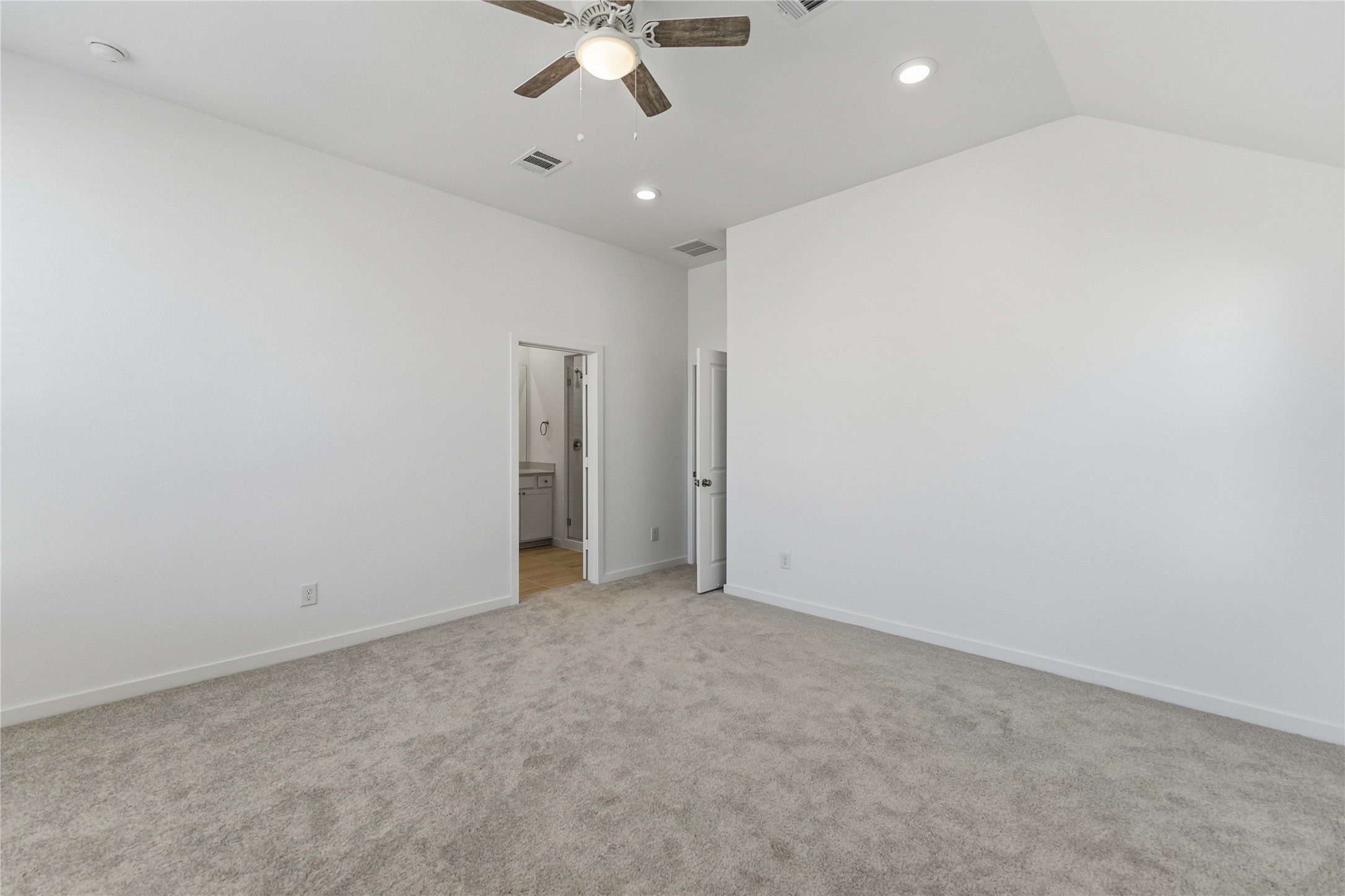 2206 Via Isa Lane Houston, TX 77051 - Photo 19 of 30 an empty room with a ceiling fan and a window