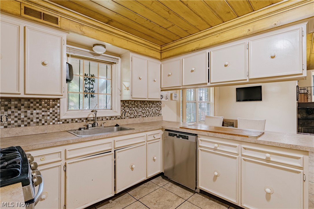 477 Snavely Road Cleveland, OH 44143 - Photo 12 of 35