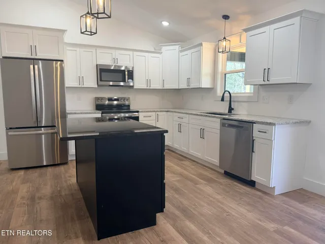 $429,000 | 201 Grand Pappy Lane, Oneida, TN 37841