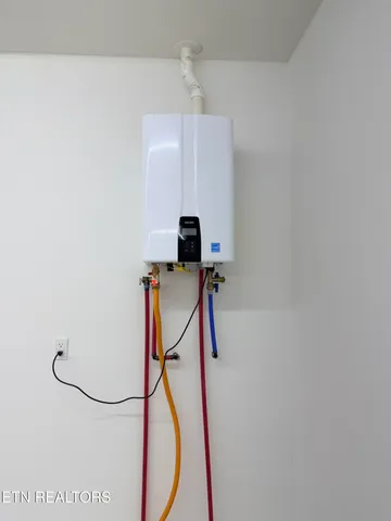 $429,000 | 201 Grand Pappy Lane, Oneida, TN 37841