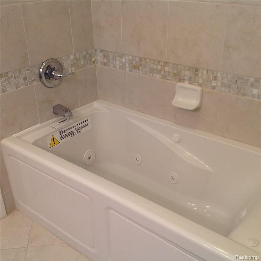 3877 Hazelton Avenue Rochester, MI 48307 - Photo 16 of 26 En Suite - Jet Tub