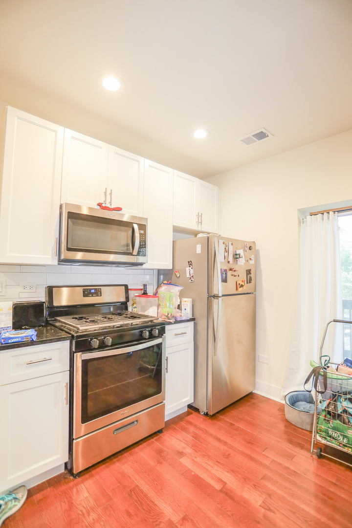 652 West Roscoe Street, Unit 103 Chicago, IL 60657 - Photo 2 of 11