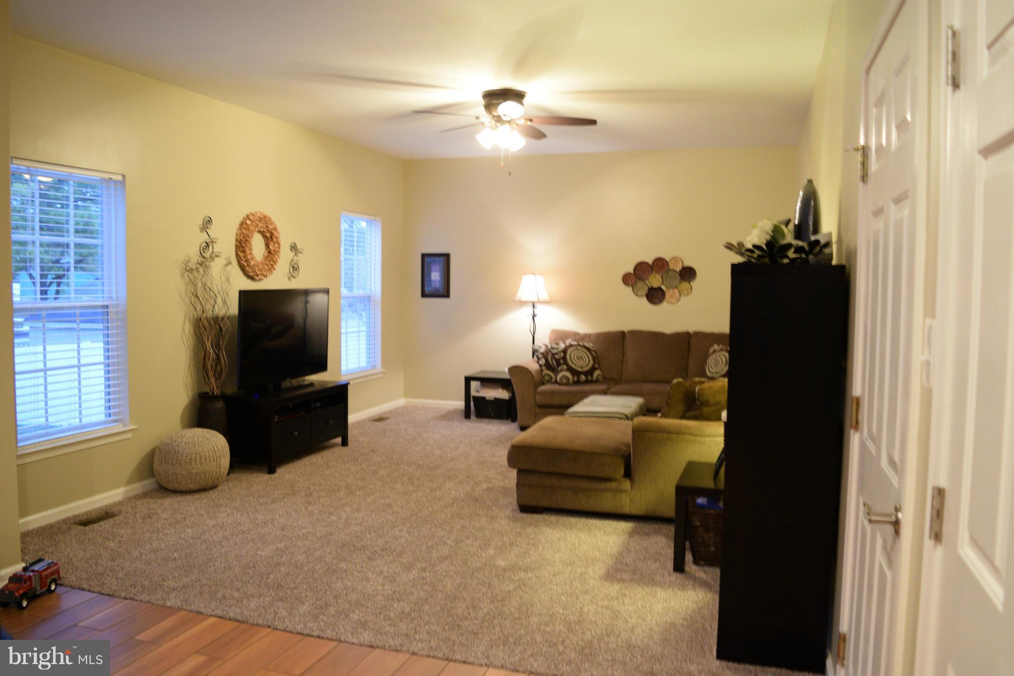 7 Robins Court Ridgely, MD 21660 - Photo 2 of 28 Living Room