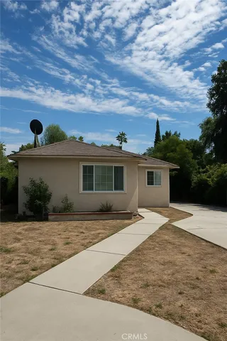 a view of a yard in front of a house
