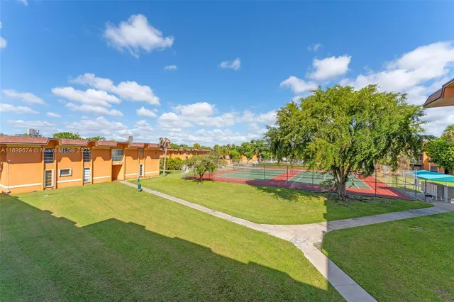 $305,000 | 9437 Southwest 76th Street, Unit V25, Miami, FL 33173