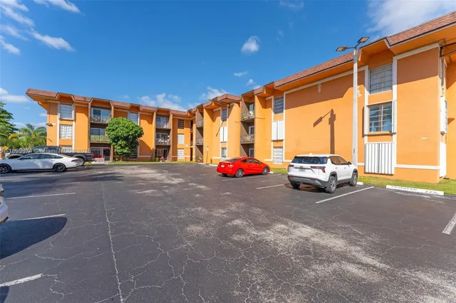 $305,000 | 9437 Southwest 76th Street, Unit V25, Miami, FL 33173