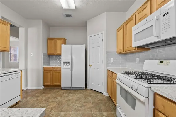 $2,350 | 7535 Park Bend Lane, Pasadena, TX 77505