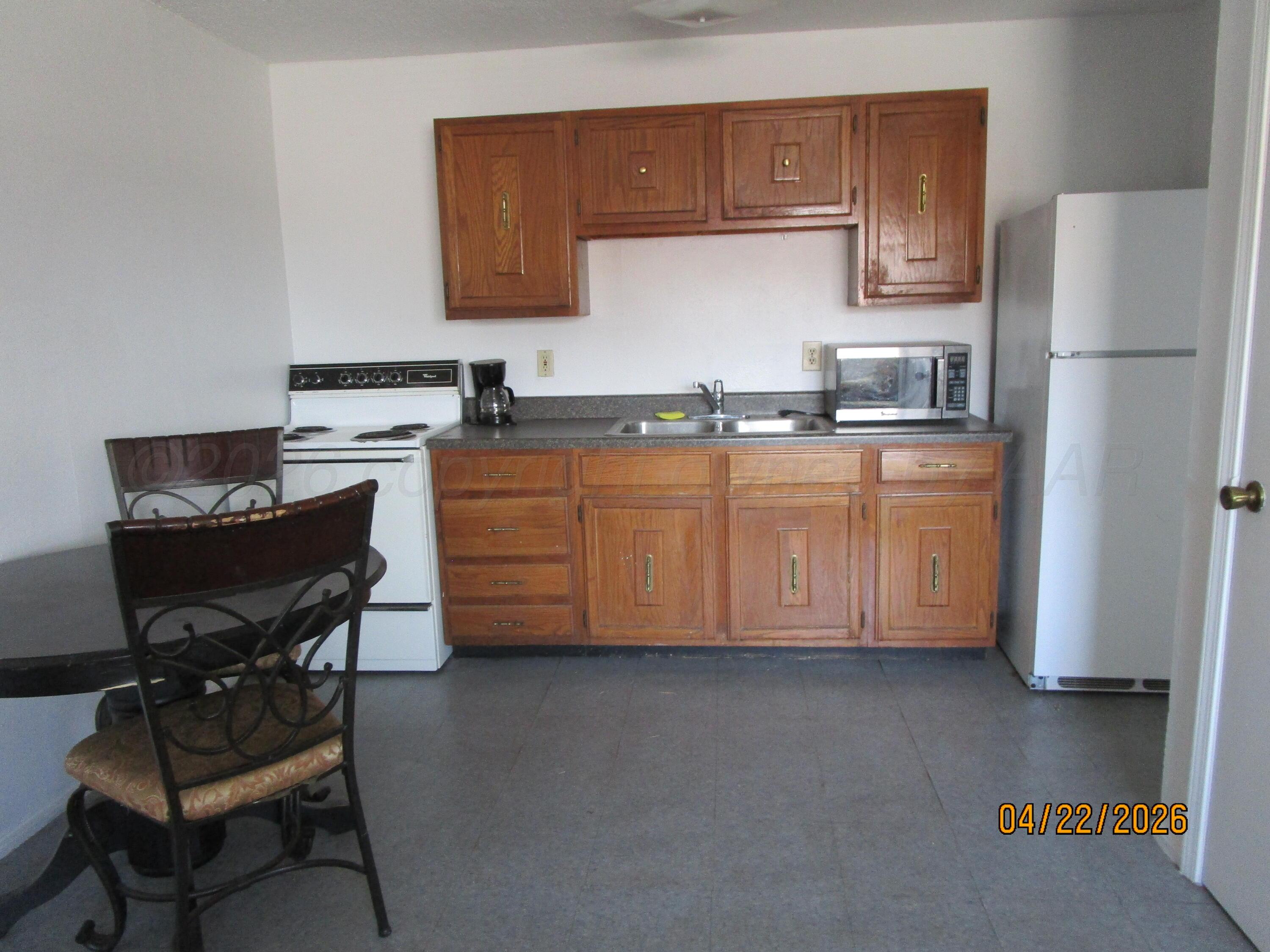 714 Deahl Street Borger, TX 79007 - Photo 3 of 5 Kitchen