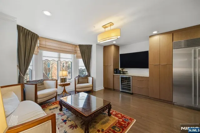 $1,830,573 | 29 Victoria Place West, Fort Lee, NJ 07024