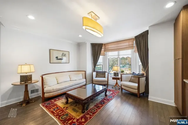 $1,830,573 | 29 Victoria Place West, Fort Lee, NJ 07024