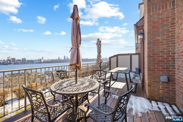 $1,830,573 | 29 Victoria Place West, Fort Lee, NJ 07024