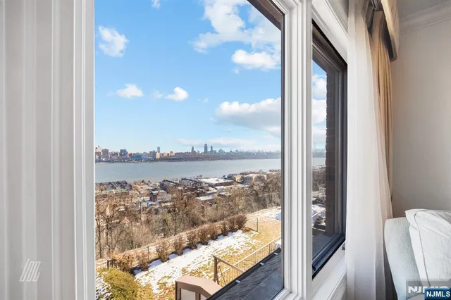 $1,830,573 | 29 Victoria Place West, Fort Lee, NJ 07024