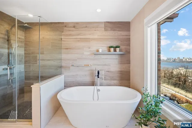 $1,830,573 | 29 Victoria Place West, Fort Lee, NJ 07024