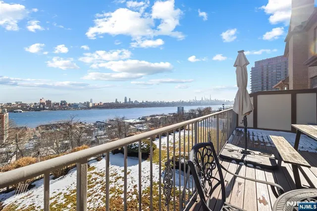 $1,830,573 | 29 Victoria Place West, Fort Lee, NJ 07024