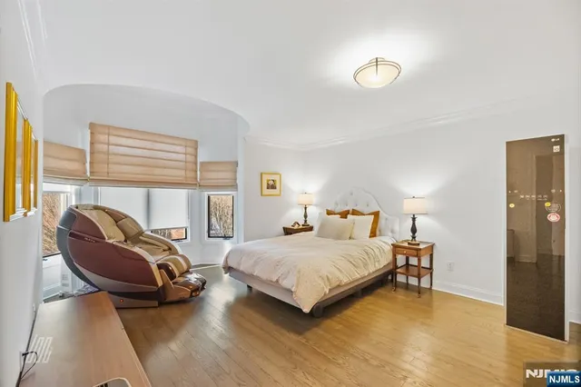 $1,830,573 | 29 Victoria Place West, Fort Lee, NJ 07024