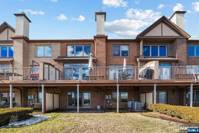 $1,830,573 | 29 Victoria Place West, Fort Lee, NJ 07024