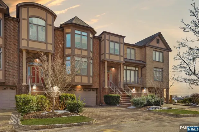 $1,830,573 | 29 Victoria Place West, Fort Lee, NJ 07024