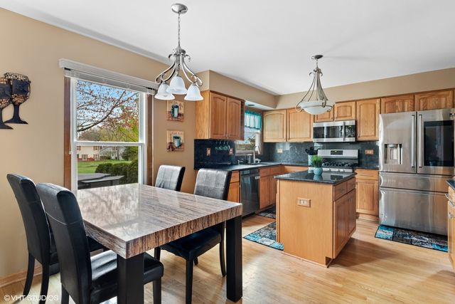 $420,000 | 366 North Fiore Parkway, Vernon Hills, IL 60061