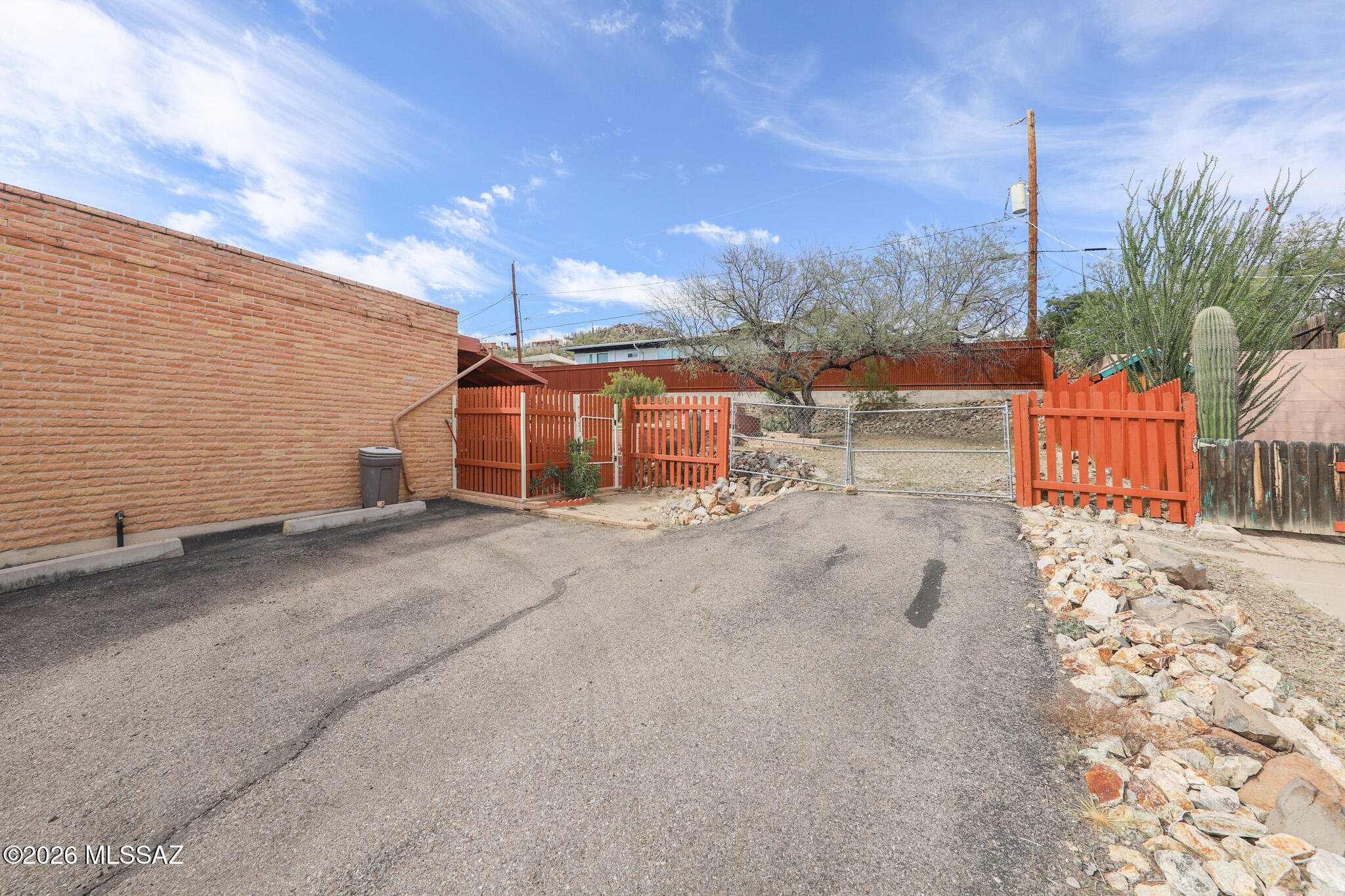 37 North Silverbell Road Tucson, AZ 85745 - Photo 5 of 31 a backyard of a house with table and chairs