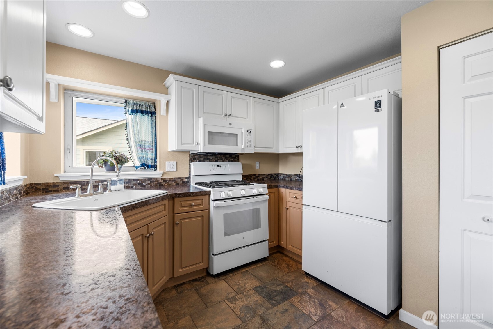 306 South 28th Street Mount Vernon, WA 98274 - Photo 12 of 40