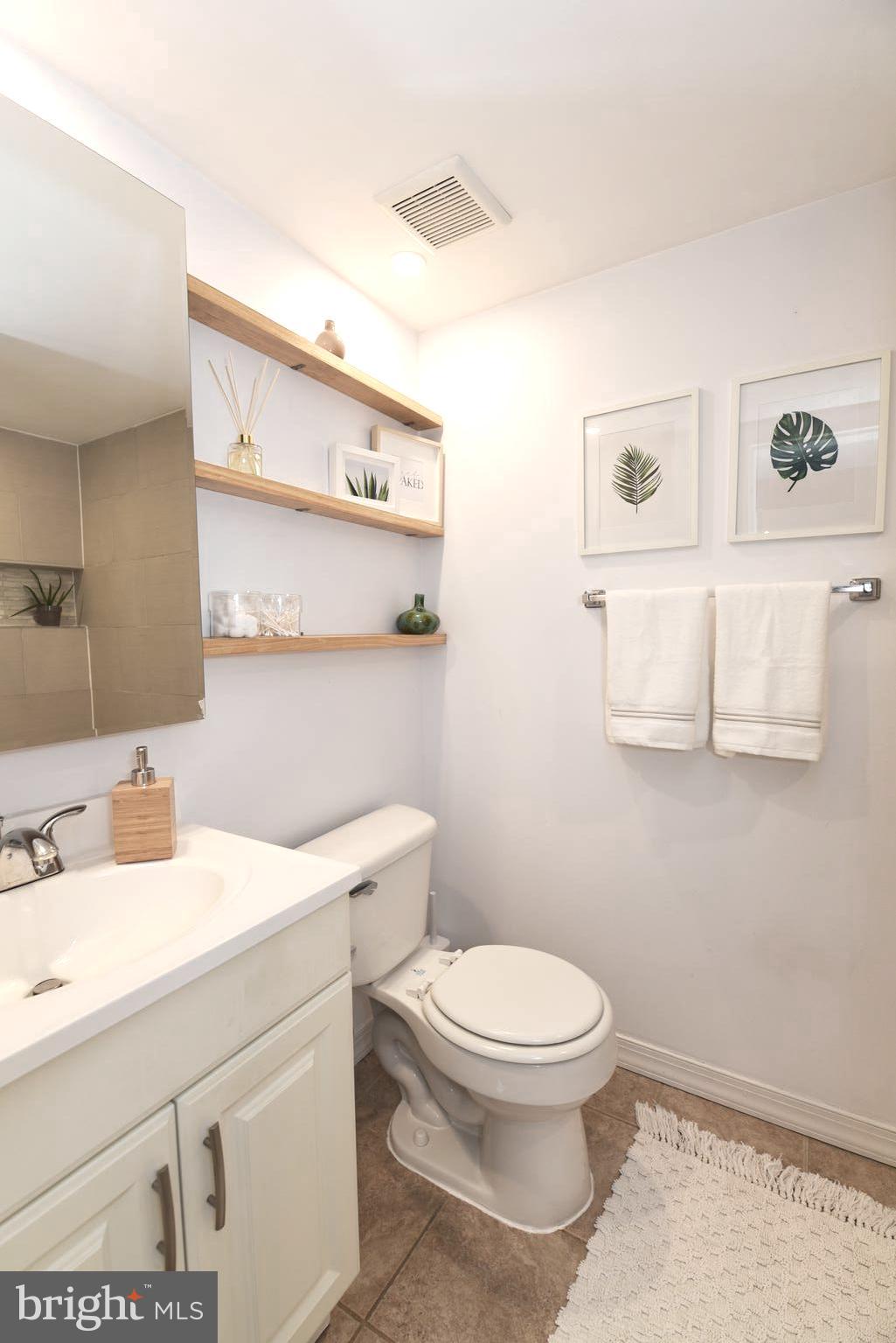 2235 Castle Rock Square, Unit 1B Reston, VA 20191 - Photo 24 of 26 Main bathroom