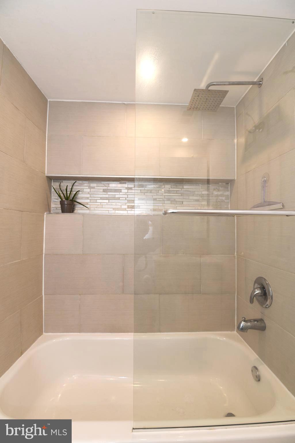 2235 Castle Rock Square, Unit 1B Reston, VA 20191 - Photo 25 of 26 Rainshower and tub in the main bathroom