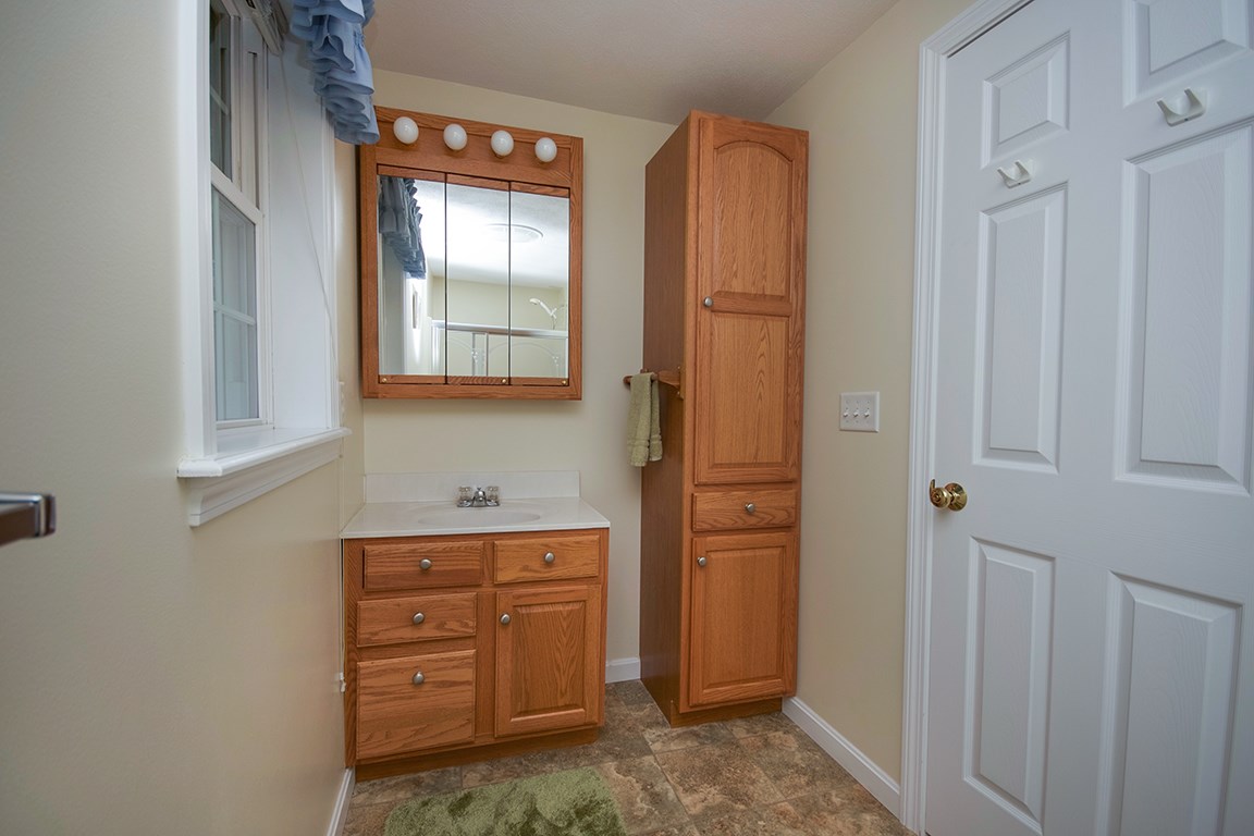 17 School House Road Sandown, NH 03873 - Photo 28 of 40
