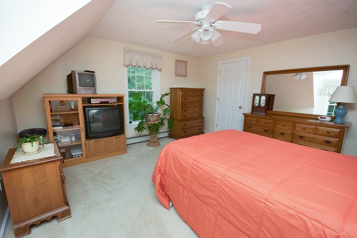17 School House Road Sandown, NH 03873 - Photo 32 of 40