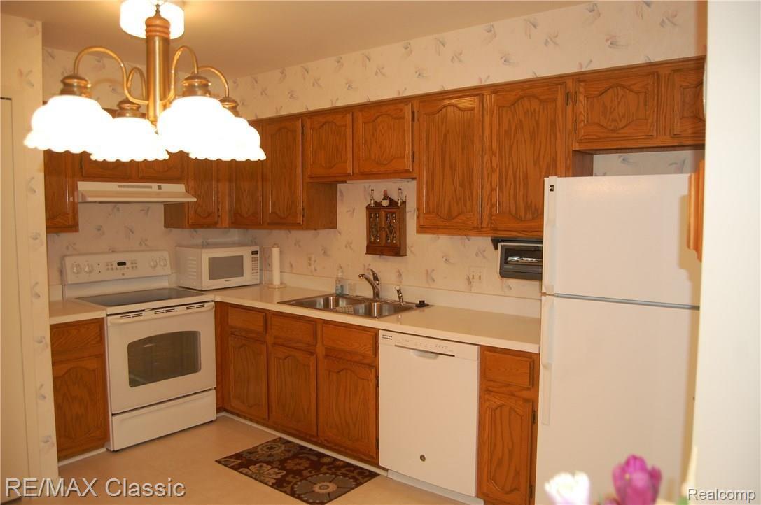 669 Camden Court Rochester, MI 48307 - Photo 8 of 19 2017-02-26 15.39