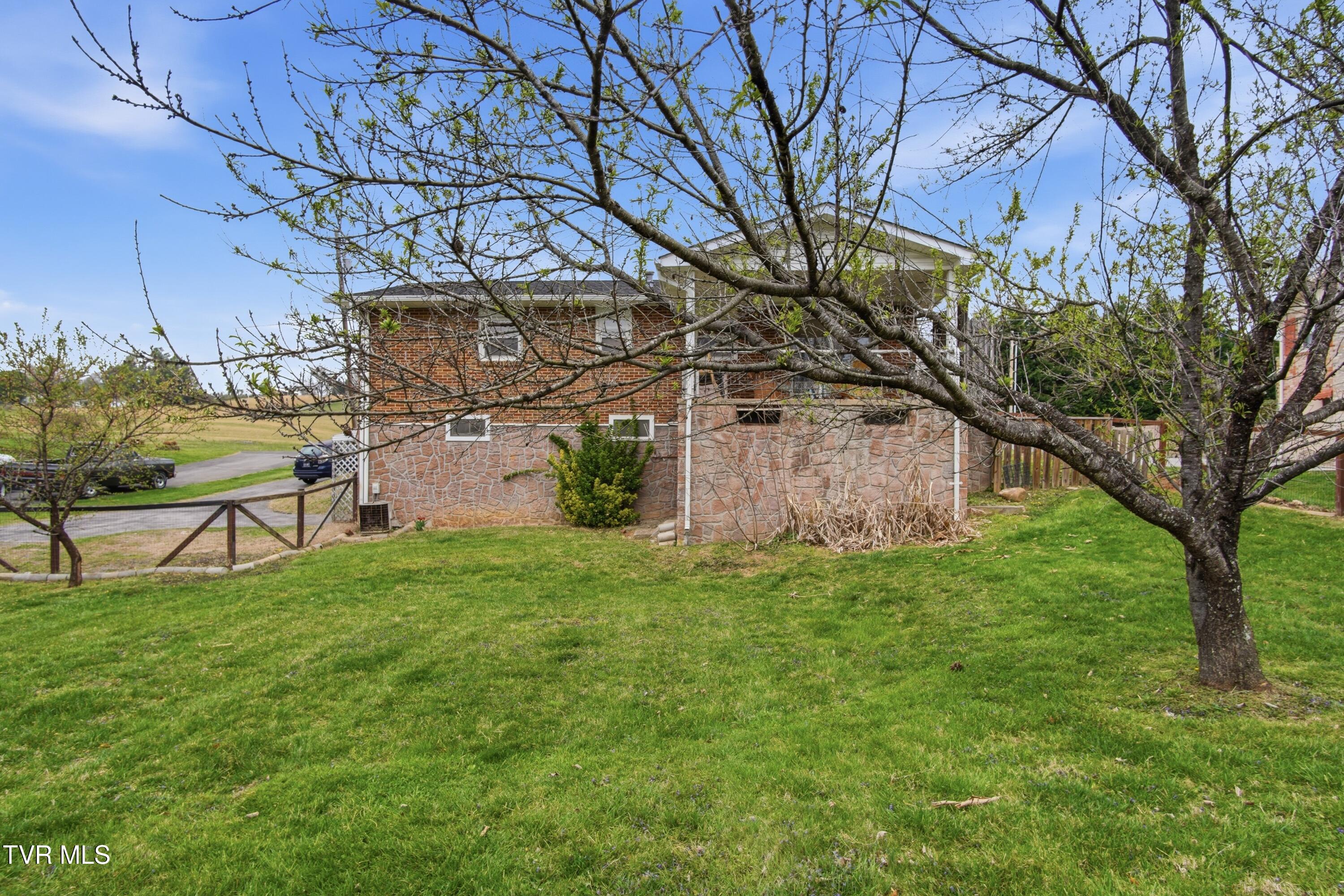 926 East Mountain View Road Johnson City, TN 37601 - Photo 3 of 33 DSC09877
