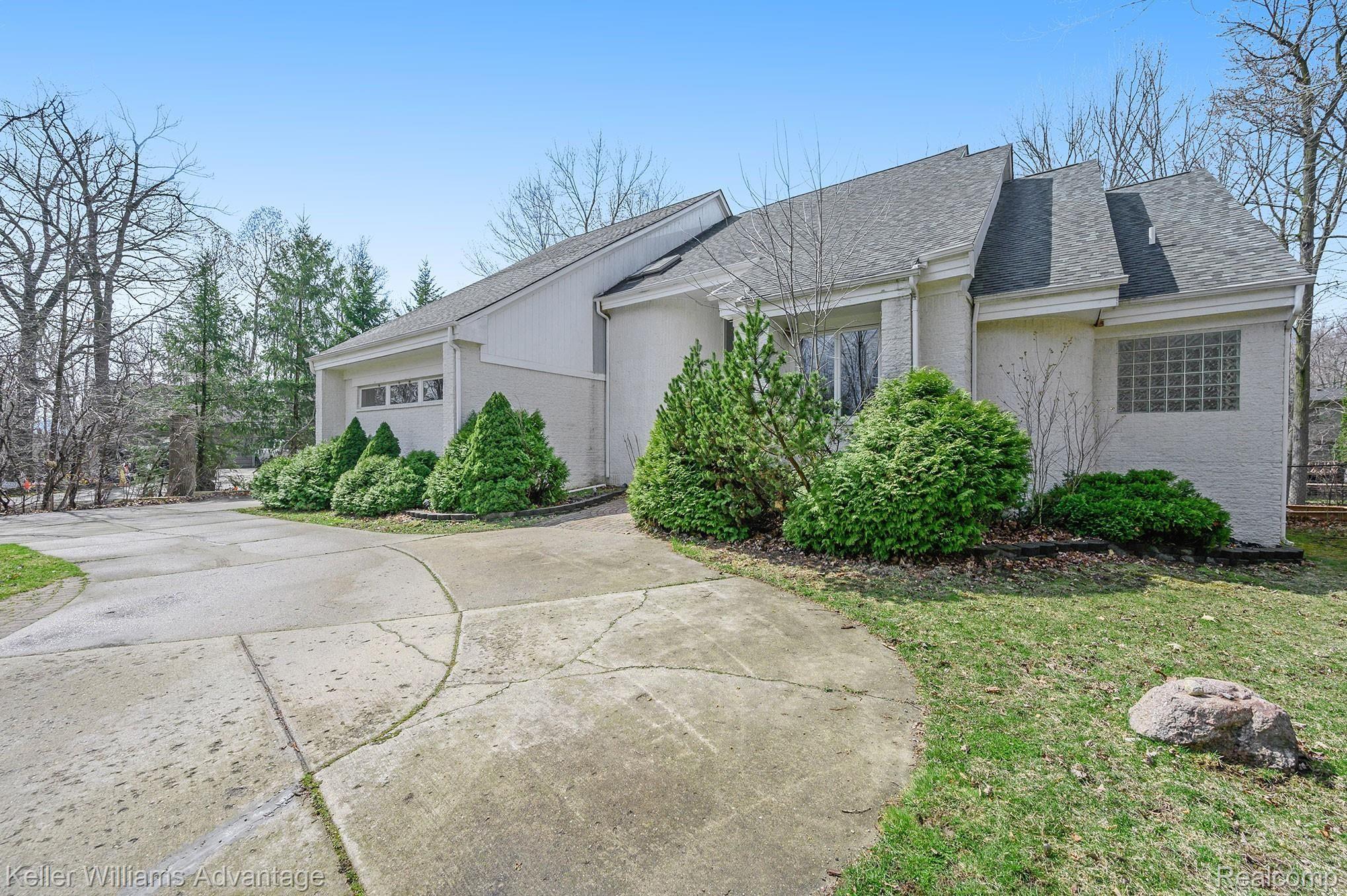6940 Drake Road West Bloomfield, MI 48322 - Photo 36 of 59 6940-Drake_71.jpg
