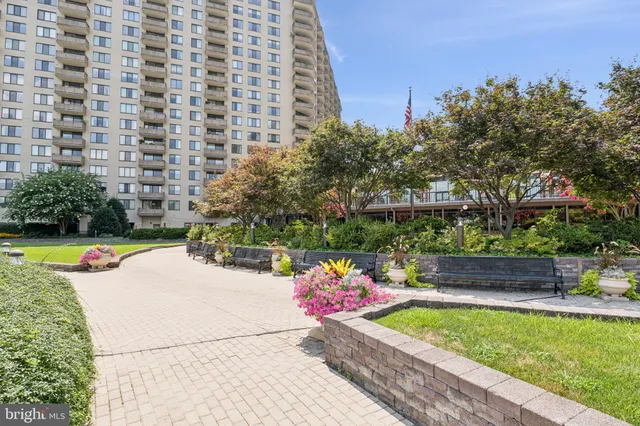 $1,900 | 5225 Pooks Hill Road, Unit B24N, Bethesda, MD 20814