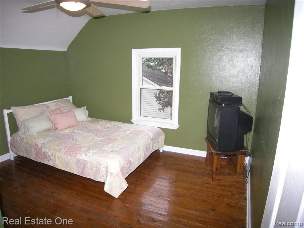 923 Benstein Road Walled Lake, MI 48390 - Photo 17 of 25 Upper Bedroom