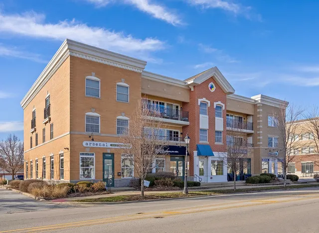 $260,000 | 17212 Oak Park Avenue, Unit 2SE, Tinley Park, IL 60477