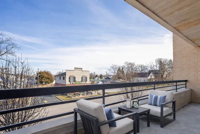 $260,000 | 17212 Oak Park Avenue, Unit 2SE, Tinley Park, IL 60477