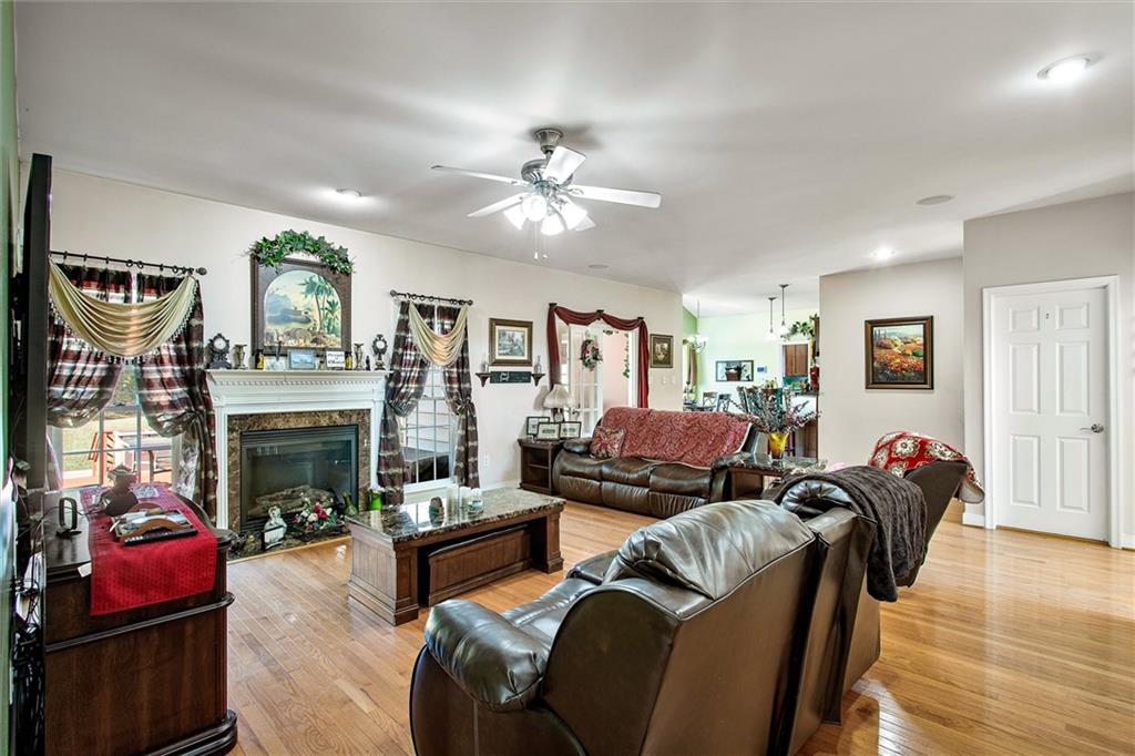 11564 Centennial Road Prince George, VA 23875 - Photo 4 of 33 Living Room