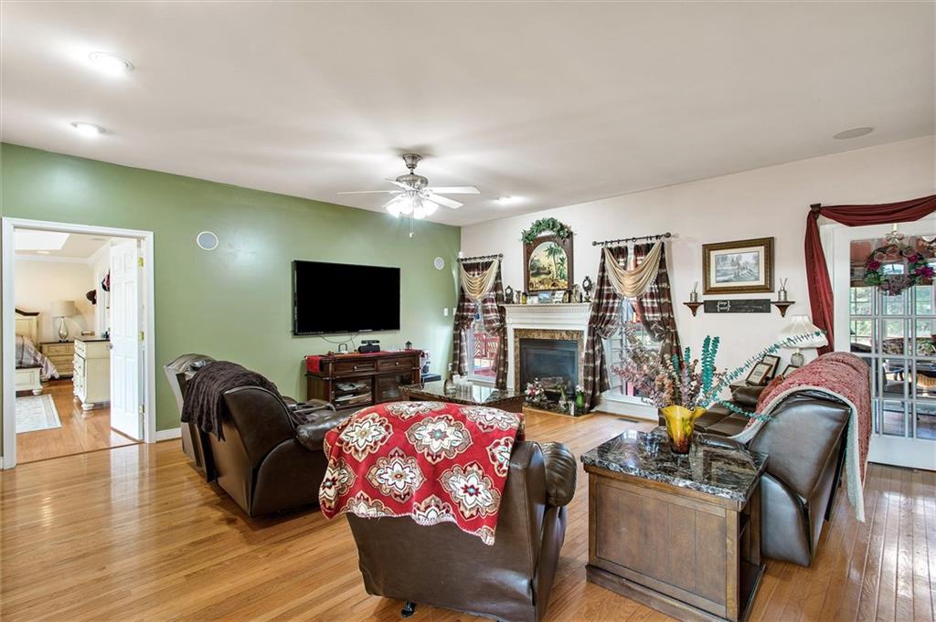 11564 Centennial Road Prince George, VA 23875 - Photo 5 of 33 Living Room