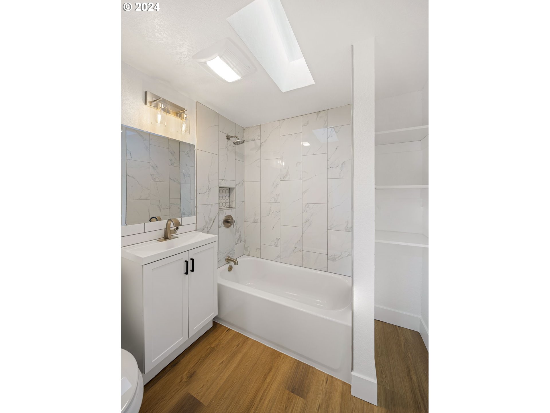 3880 South F Street Springfield, OR 97478 - Photo 15 of 42 a bathroom with a bathtub and a sink
