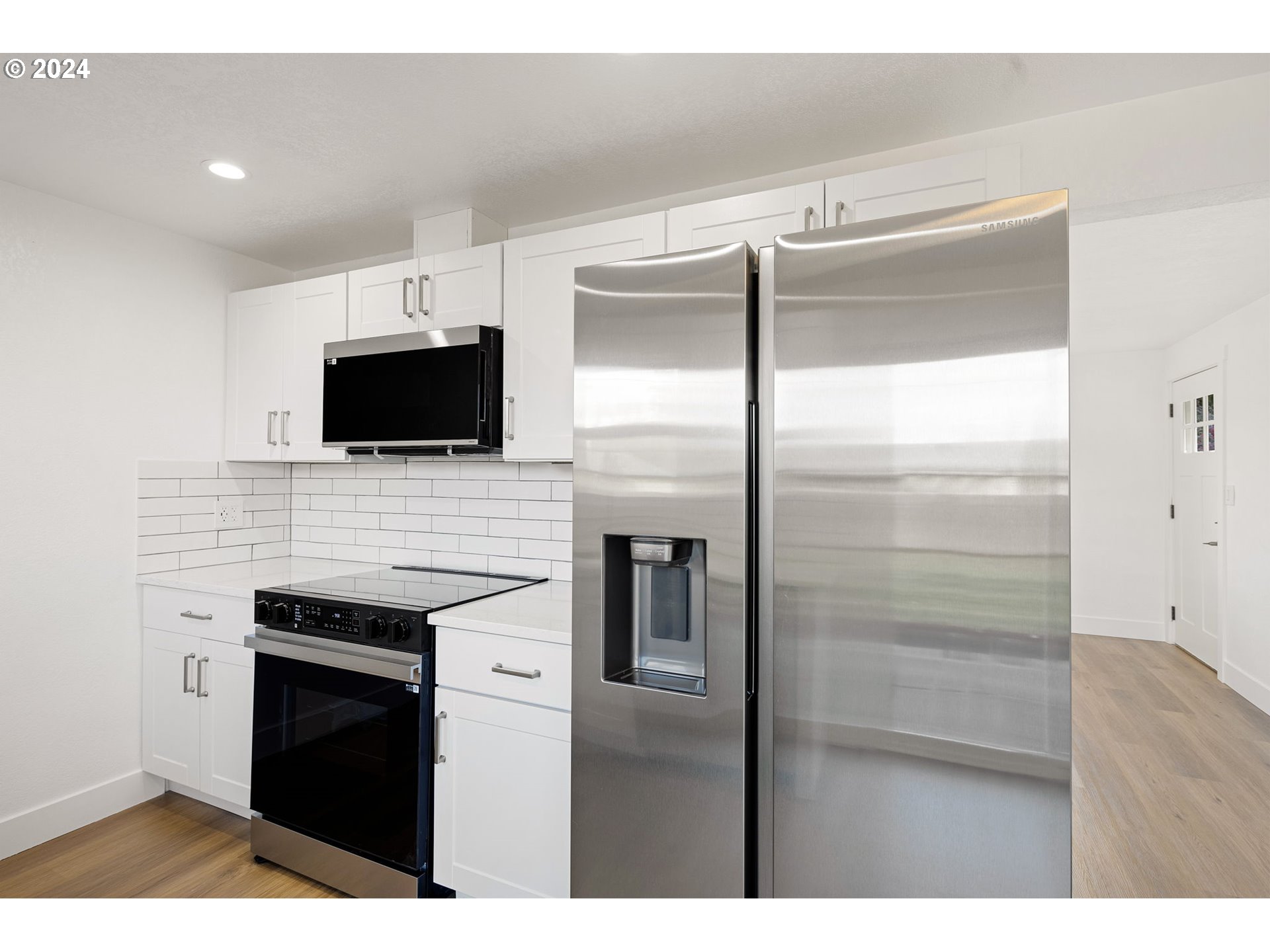 3880 South F Street Springfield, OR 97478 - Photo 22 of 42 a kitchen with a refrigerator an oven