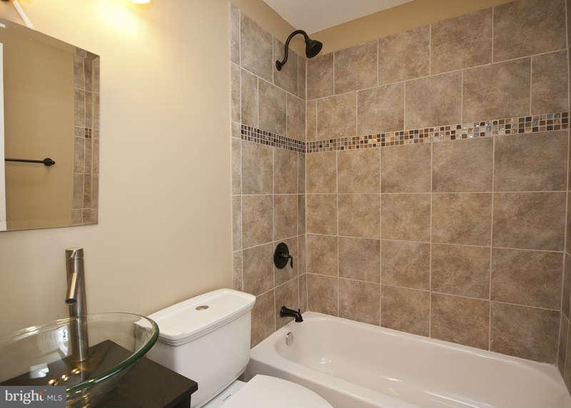 3707 Woodridge Road Baltimore, MD 21229 - Photo 8 of 18 Bath