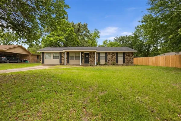 $214,900 | 407 York Drive, Lindale, TX 75771