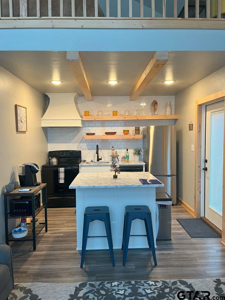 11227 Interstate 20 Tyler, TX 75708 - Photo 22 of 33 a kitchen with a table and chairs