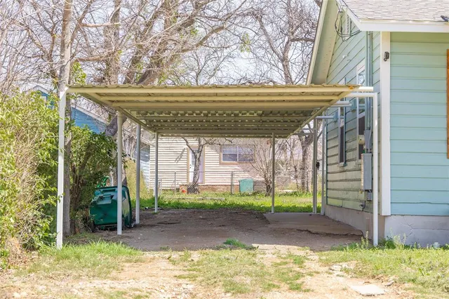 a view of a house with a small yard and plants