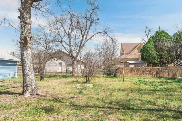 a view of back yard of the house