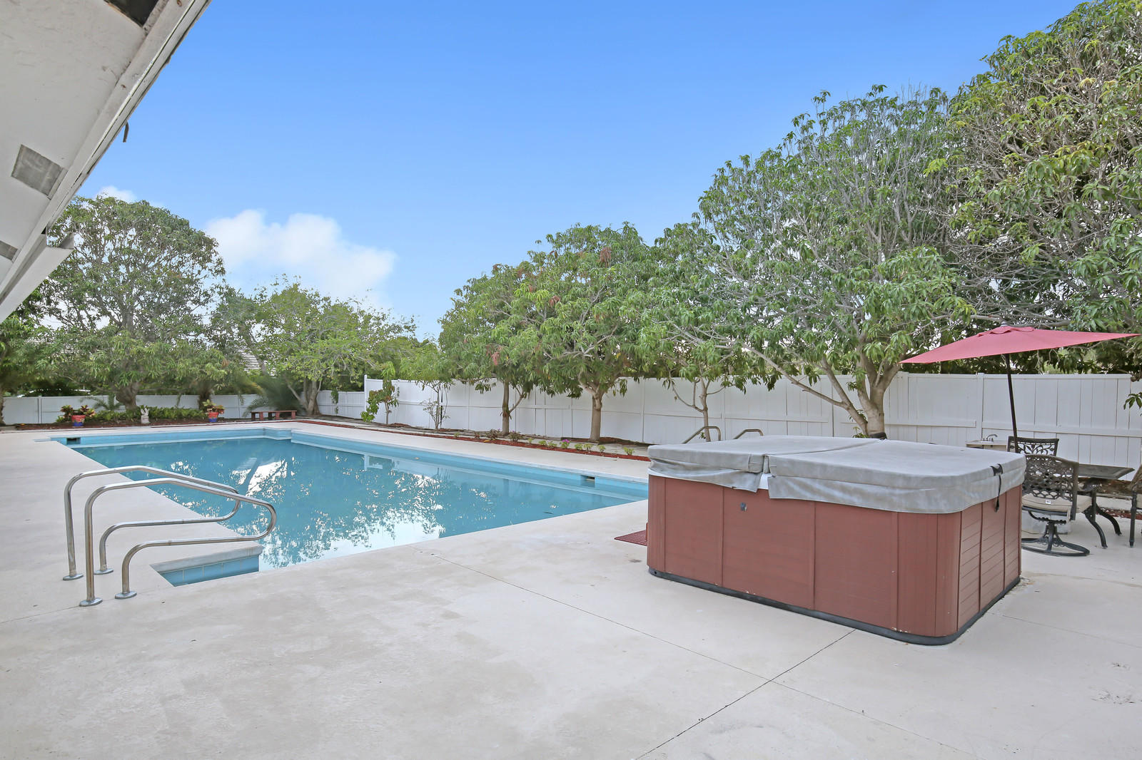 299 Palm Avenue Jupiter, FL 33477 - Photo 20 of 26 a view of a backyard with a tub and trees