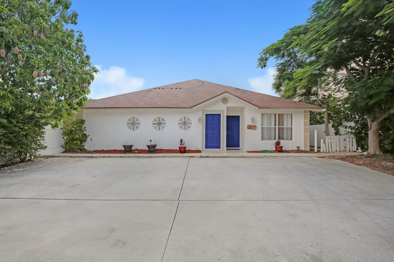 299 Palm Avenue Jupiter, FL 33477 - Photo 4 of 26 a view of a house with a yard and large tree