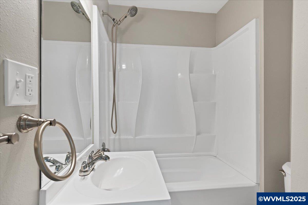 4250 Silverton Road Northeast Salem, OR 97305 - Photo 11 of 35 Gallery Image 11