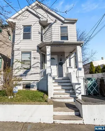 $2,900 | 9 West 51st Street, Unit 2, Bayonne, NJ 07002