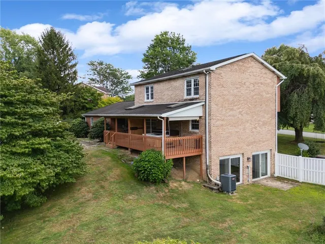 a view of a yard in front of house