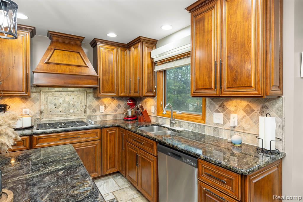 3945 Red Root Road Lake Orion, MI 48360 - Photo 11 of 54